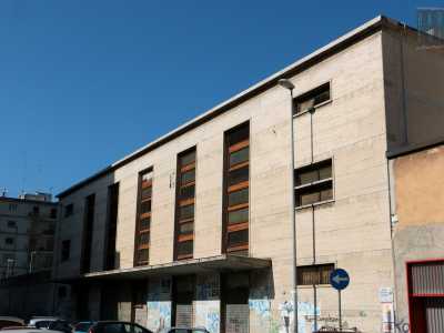 Proseguiamo ora su via don Bosco e svoltiamo subito a sinistra in via Monsignor Nitti Francesco. Sulla strada scorgiamo la facciata di quello che un tempo era il cinema Redentore, con ancora visibile la tipica pensilina sulle saracinesche, chiuse ormai dagli anni 80